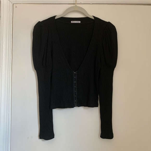 Black Ribbed V-Neck Button-Up Top - Picture 2 of 9